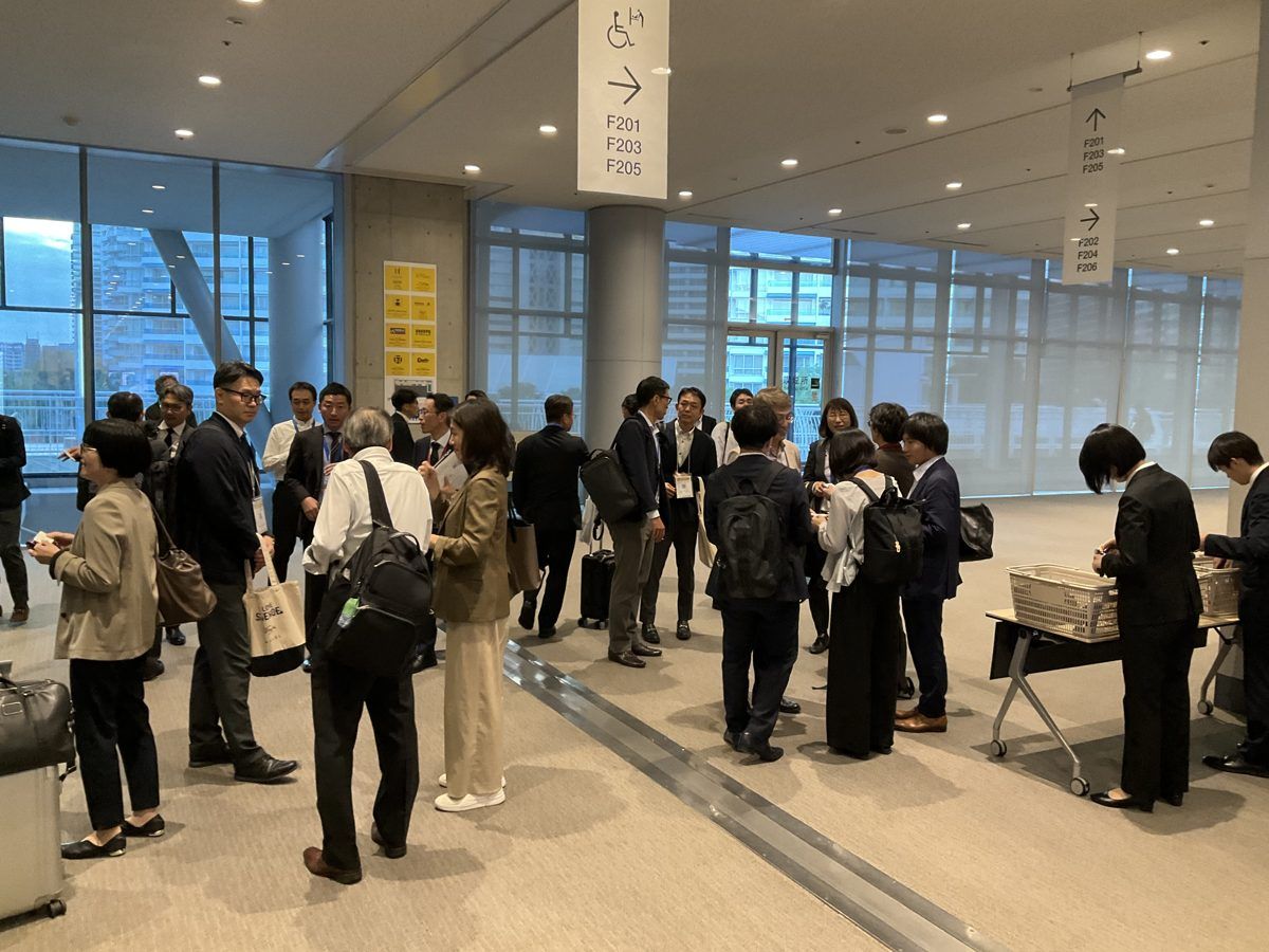ピッチイベント終了後の名刺交換の様子